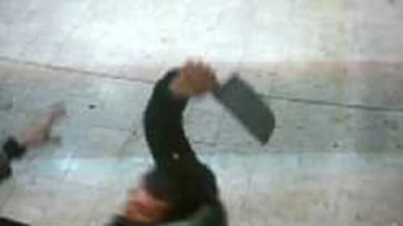 Bárddal és kalapáccsal támadt a járókelőkre és a rendőrökre a nigériai