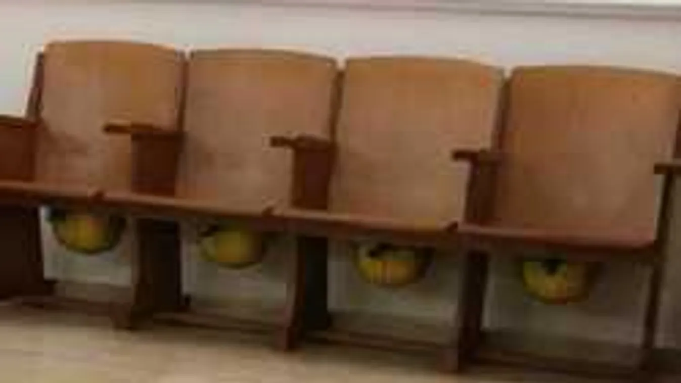 Hihetetlen! Golyóálló sisakokat helyeztek el a zsinagógában!