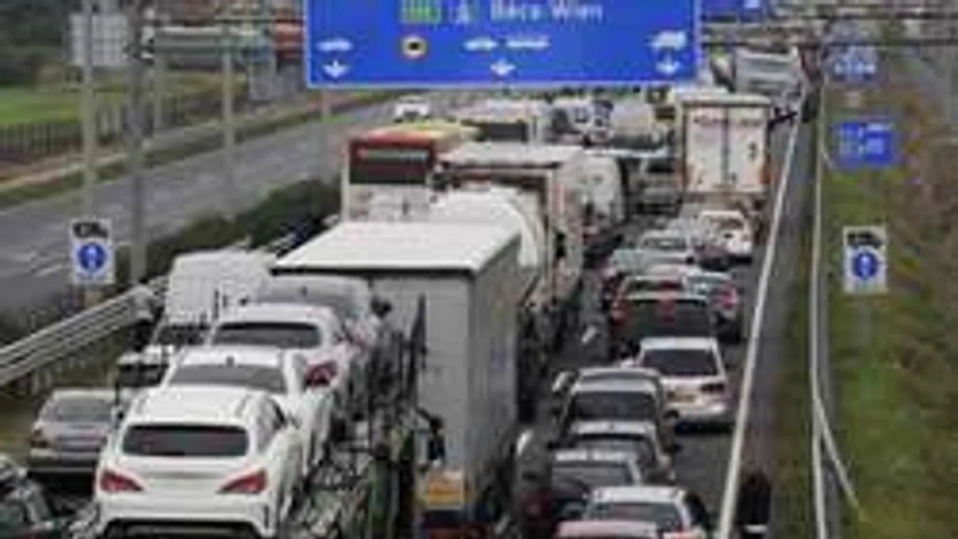 Fokozott ellenőrzést vezettek be az osztrákok! Óriási a kocsisor!