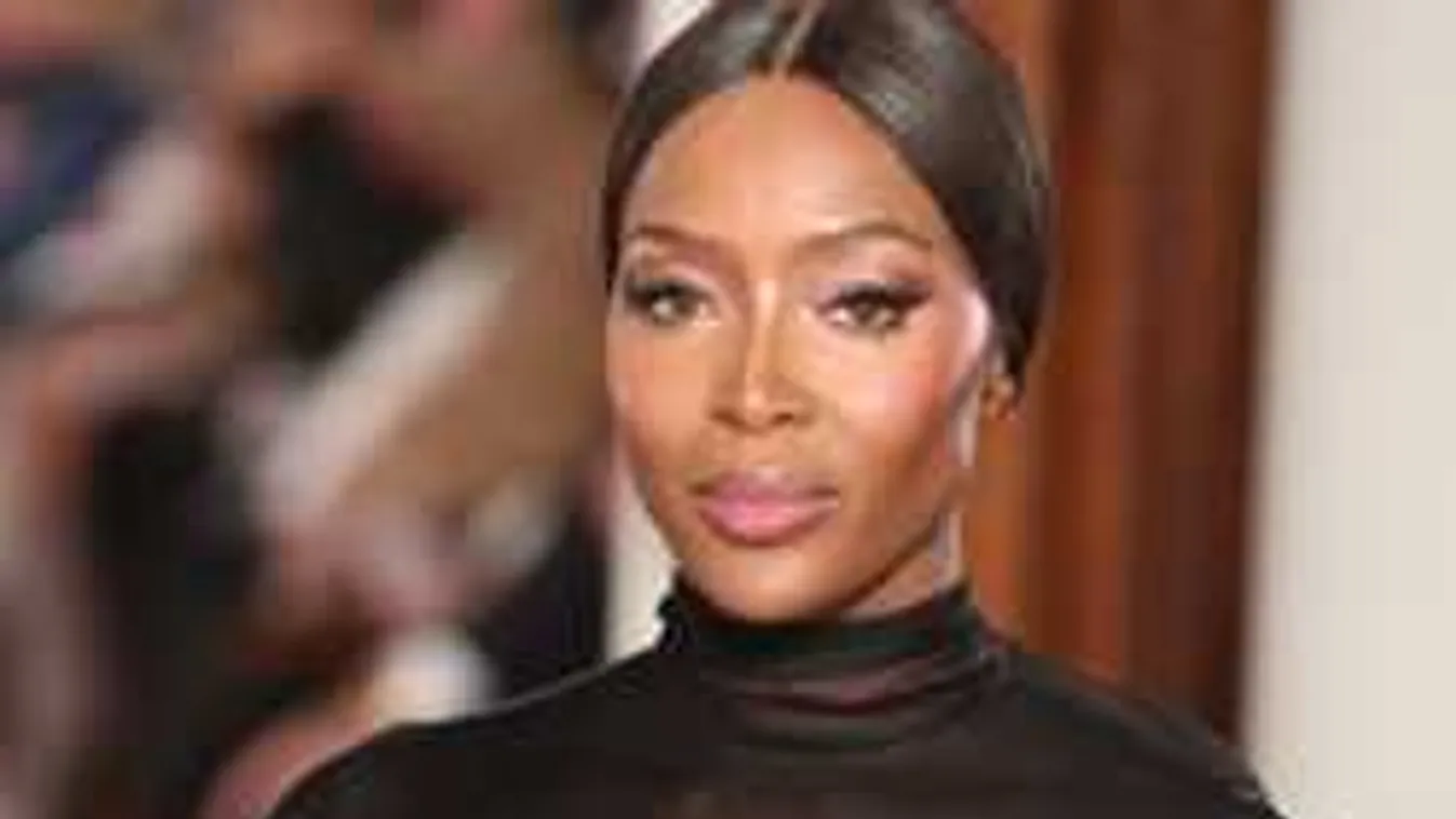 Naomi Campbell félmeztelenül tért vissza a kifutóra