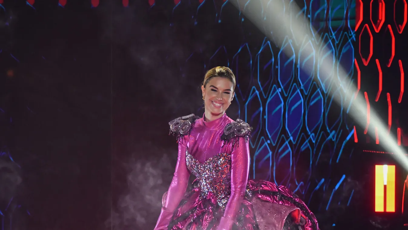 Ez is kiderült: Tényleg énekesnőt rejtett a maszk