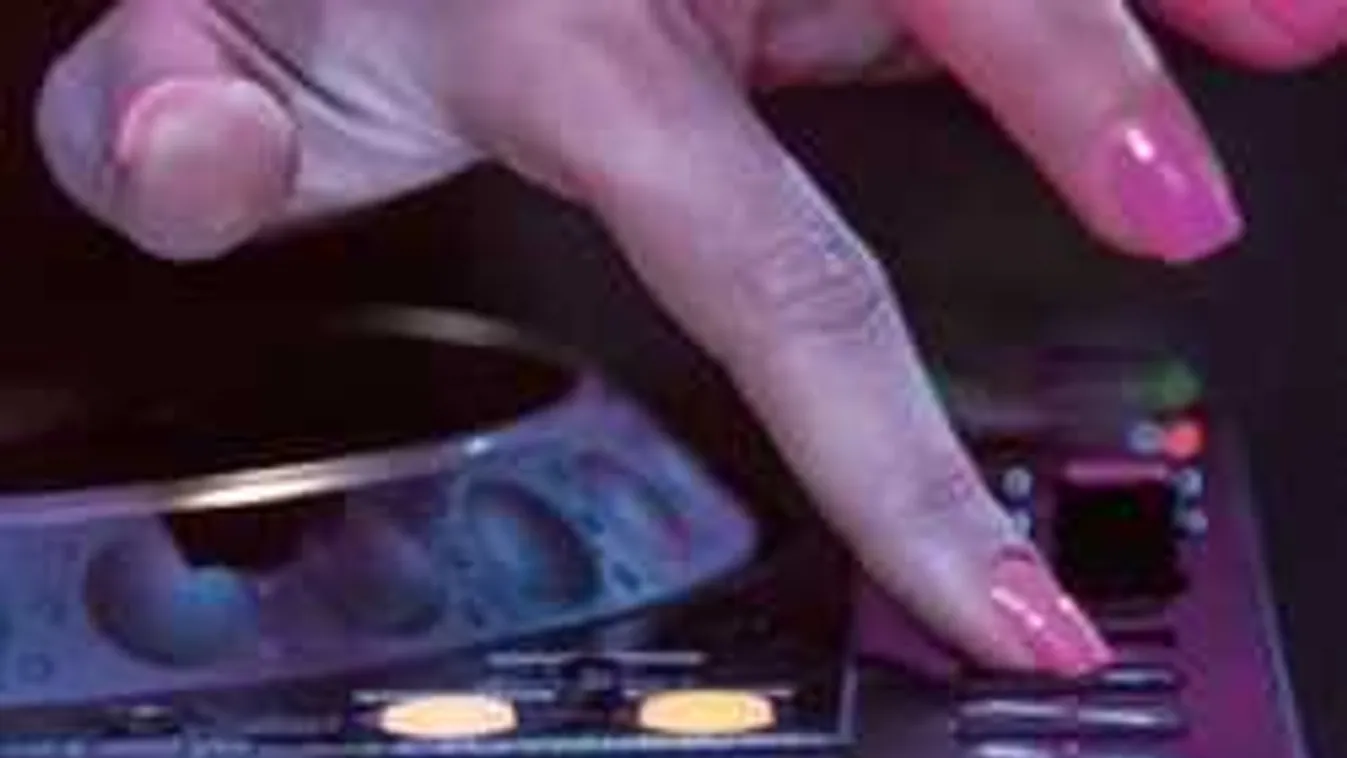 Bréking! Babát vár a szexi magyar DJ!