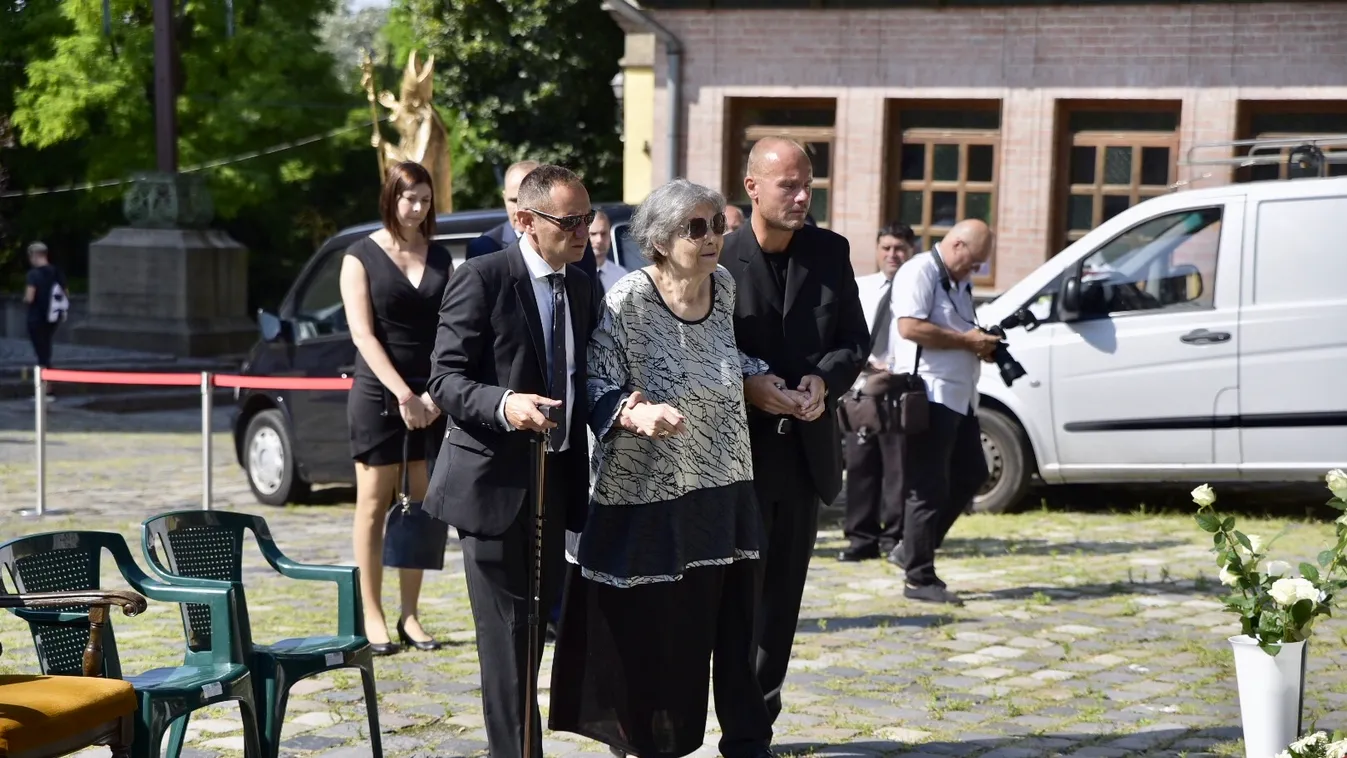 Megszólalt a családi barát: Papot hívtak Pécsi Ildikóhoz, álmában hunyt el