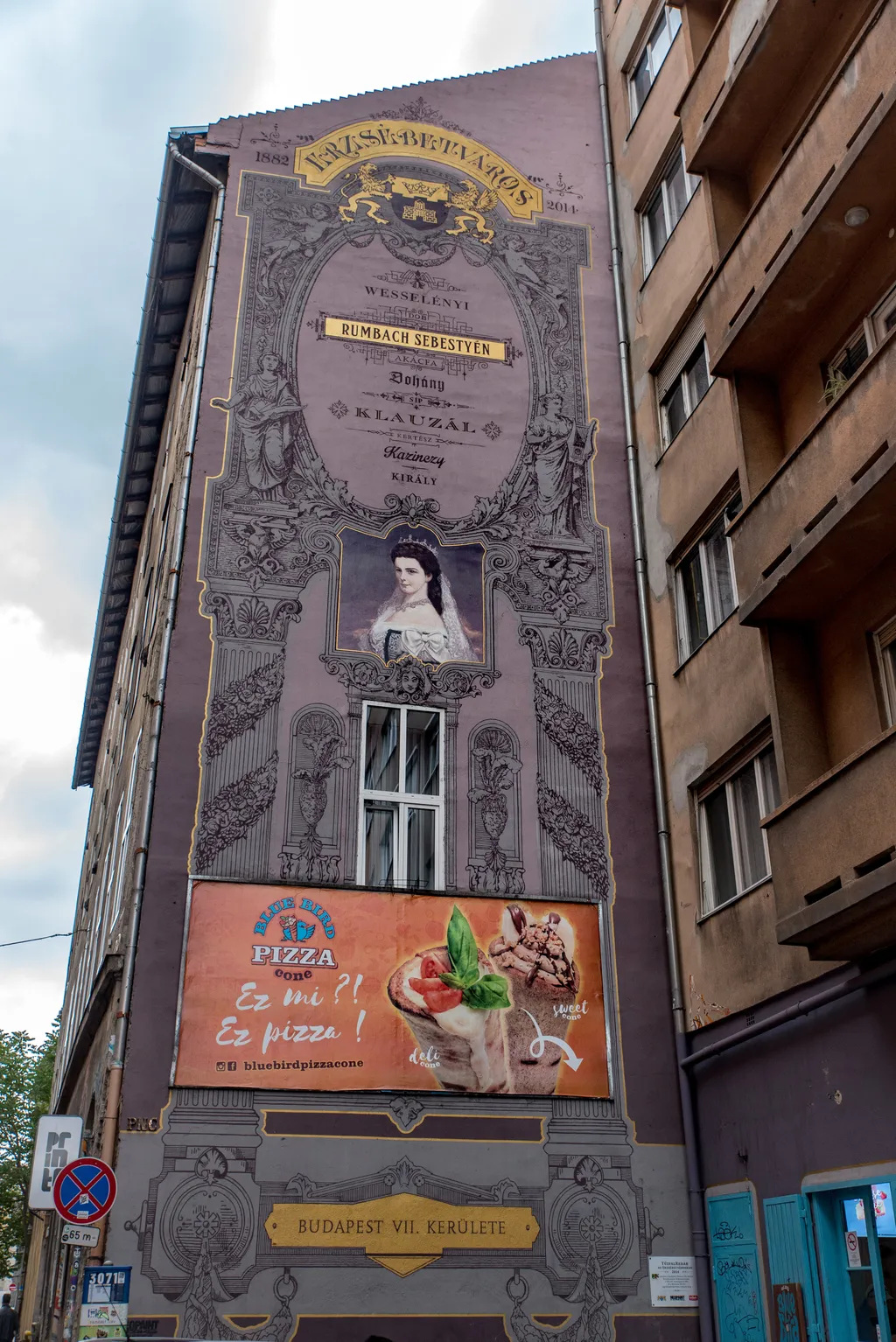 Nemcsak hidat és városrészt, hanem egy saját tűzfalat is kapott a karcsú derekáról és hosszú hajáról is híres Sissy. Ez a tűzfal a belvárosban, a Runbach Sebestyén utcában található.