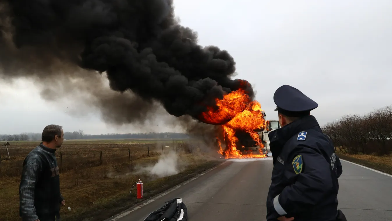 Felcsaptak a lángok, sokkoló exkluzív fotók az M4-es kamiontűzről