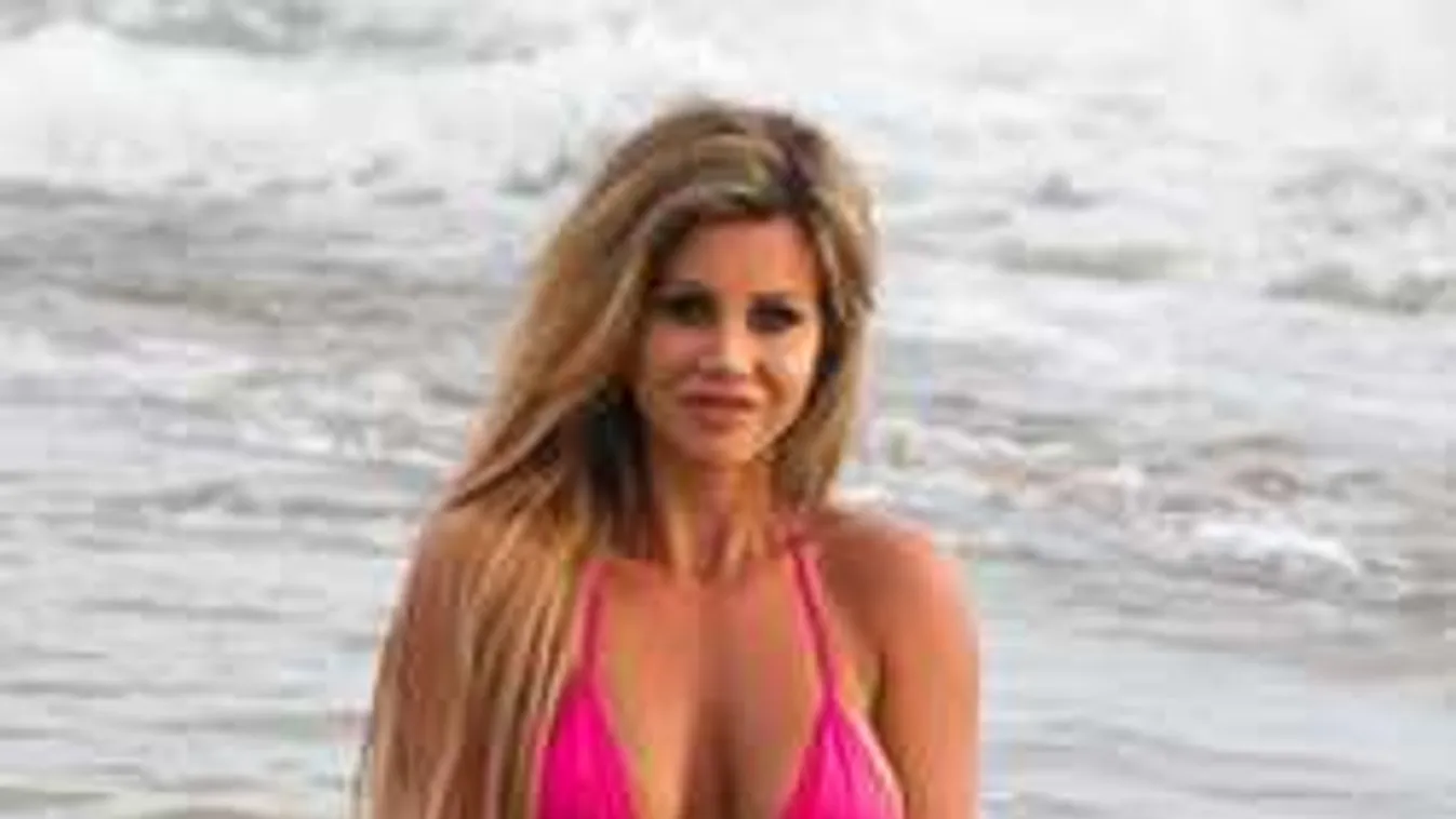 Izgató fotók, ledobta a felsőt az almamellű énekesnő