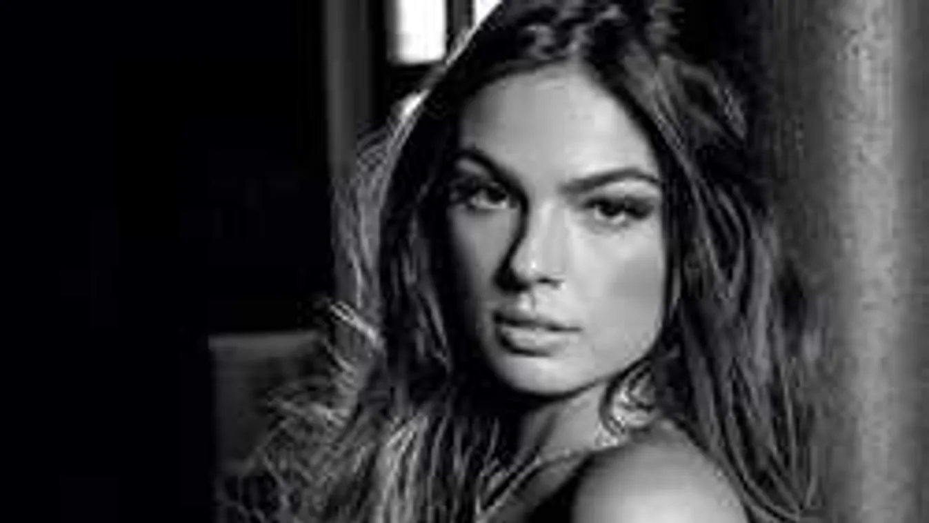 Meztelenül fürdőzik a kerek fenekű sellőlány