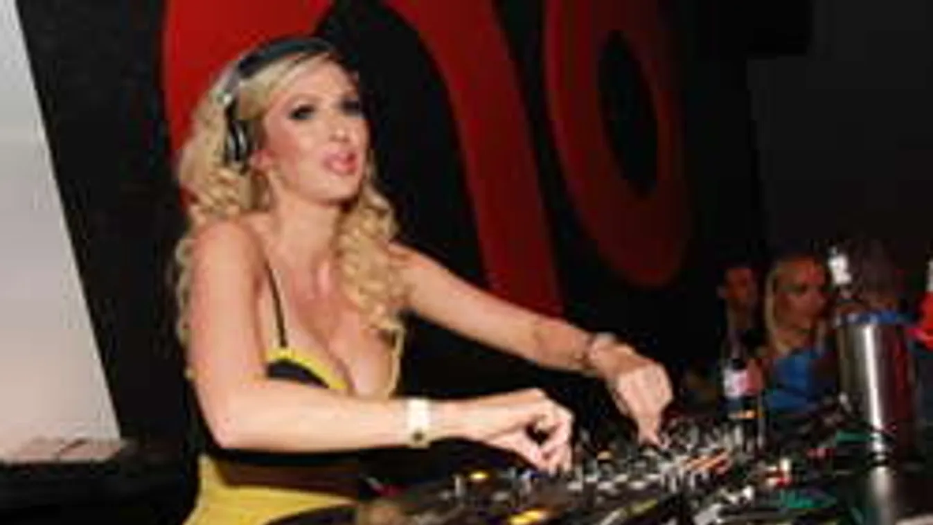 Kustánczi Lia álló mellbimbói kiszúrják a szemedet