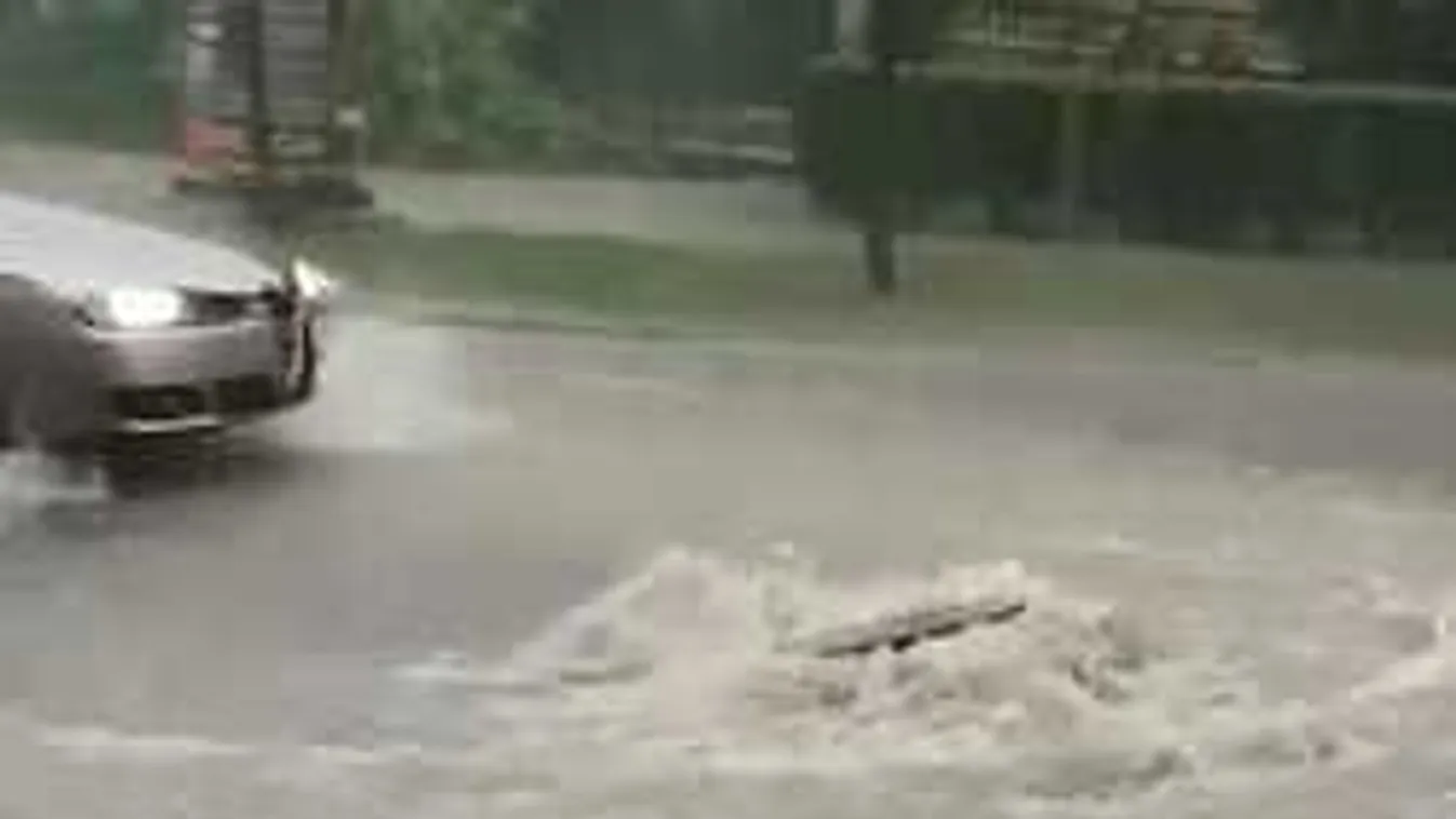 Brutális felvételek: térdig gázolnak az emberek a vízben, mindent elárasztott az eső