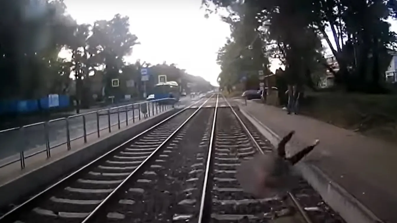 Vérfagyasztó felvétel: villamos elé esett egy férfi Budapesten, az egészet rögzítették – videó