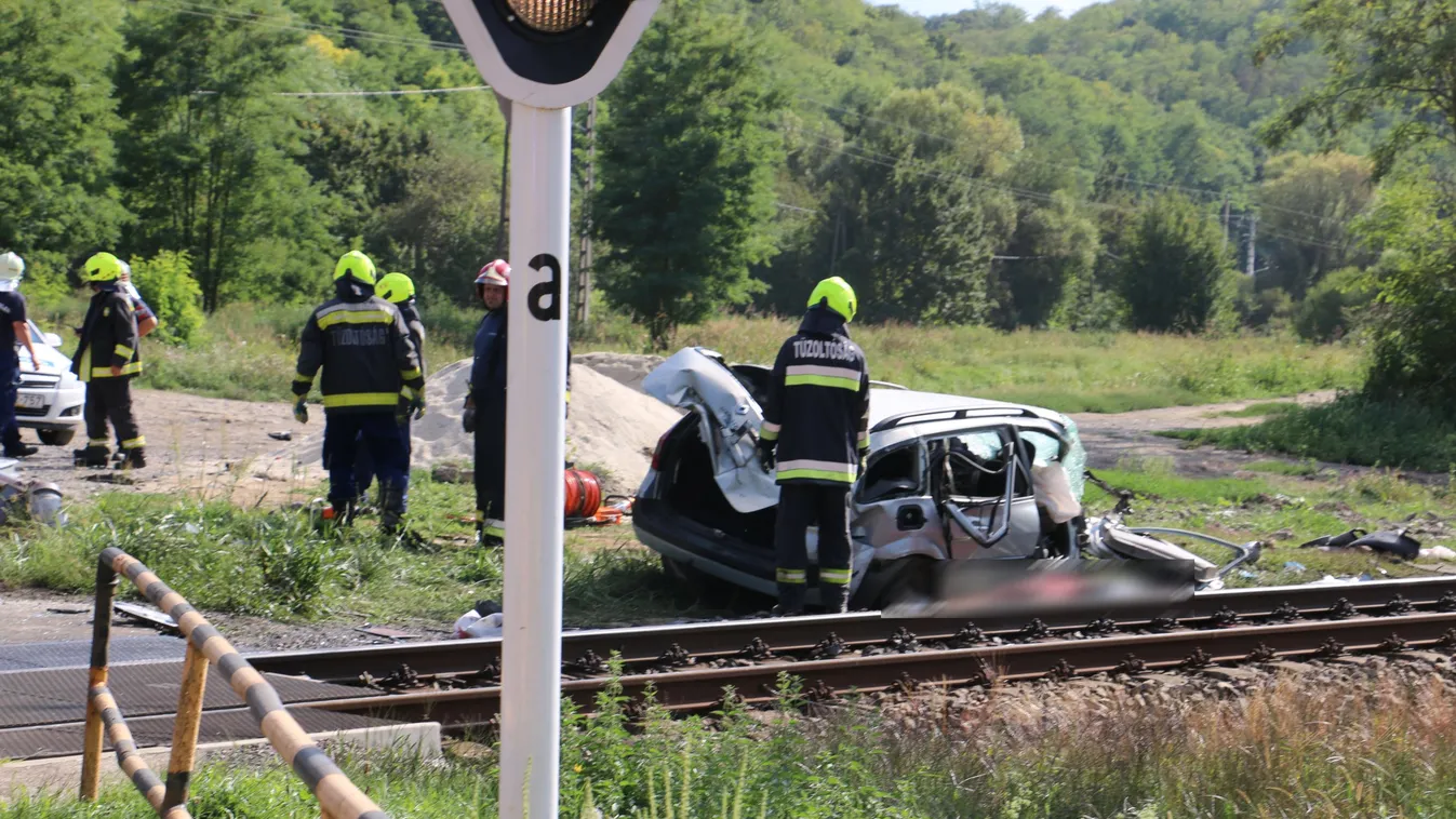 Itt vannak az első fotók a kaposvári halálos balesetről – vonattal ütközött az autós