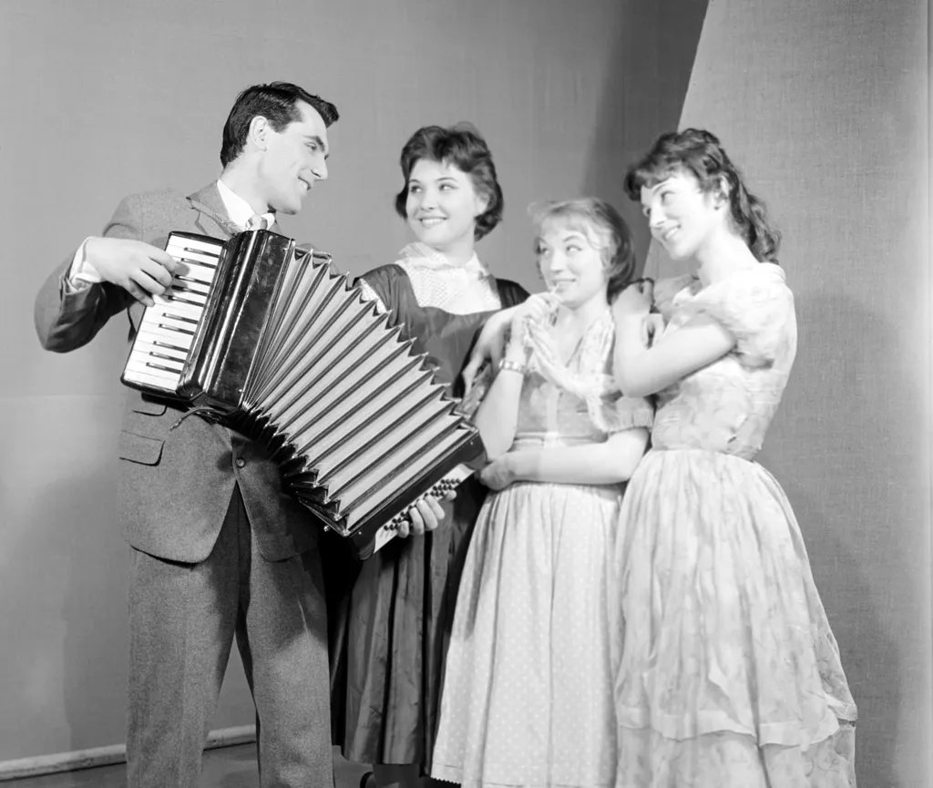 Budapest, 1960. március 29. Horesnyi László (b, Melesko), Pécsi Ildikó (k, Tamara), Demjén Gyöngyvér (j2, Zinocska) és Hõgye Zsuzsa (j, Duszja) színmûvészek Avenir Zak és Iszaj Kuznyecov Fekete és vörös címû színmûvének egyik jelenetében az Ódry Színpadon. Az elõadást Makkai Péter rendezte. MTI Fotó: Keleti Éva