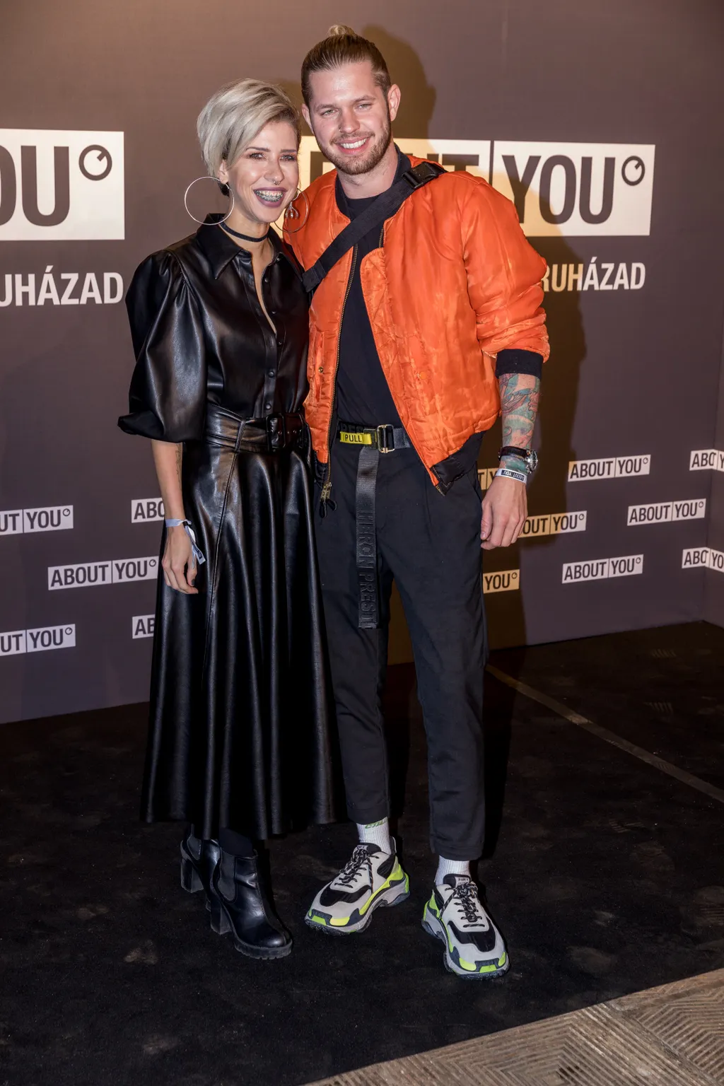 Cinthya Dictator is szerelmével, Molnár Tamással jelent meg. Az extarvagáns lány most is kitett magáért. A kép magáért beszél