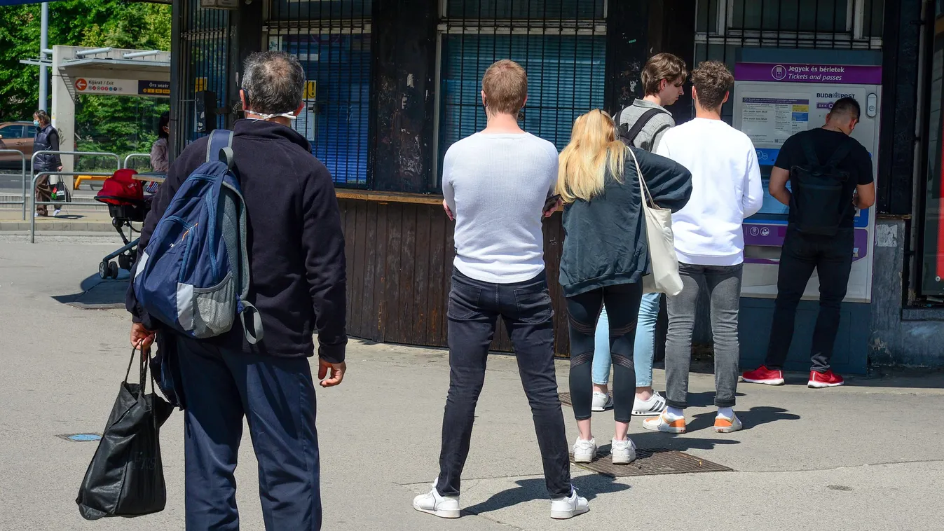 Szívatják az utasokat Budapesten, máris sor áll a BKV-jegyekért