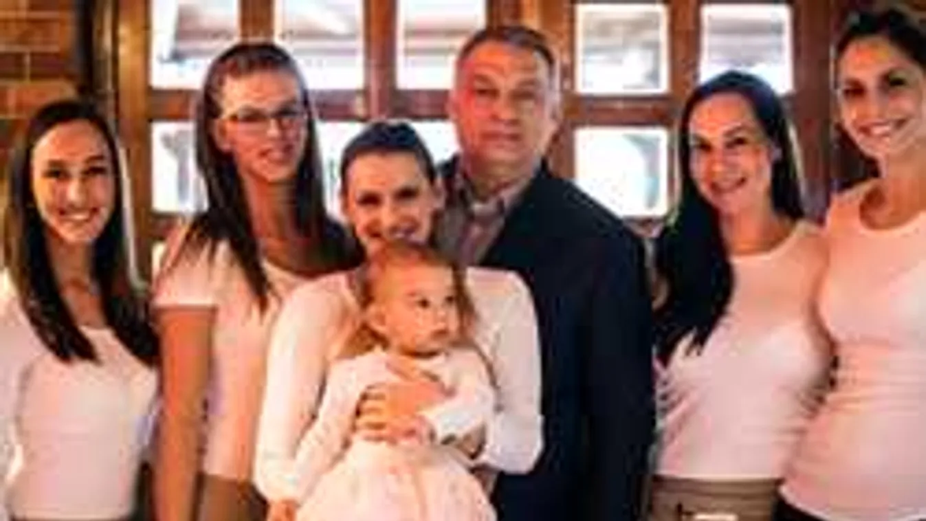 Úgy szelfiznek Orbánnal, mint Justin Bieberrel