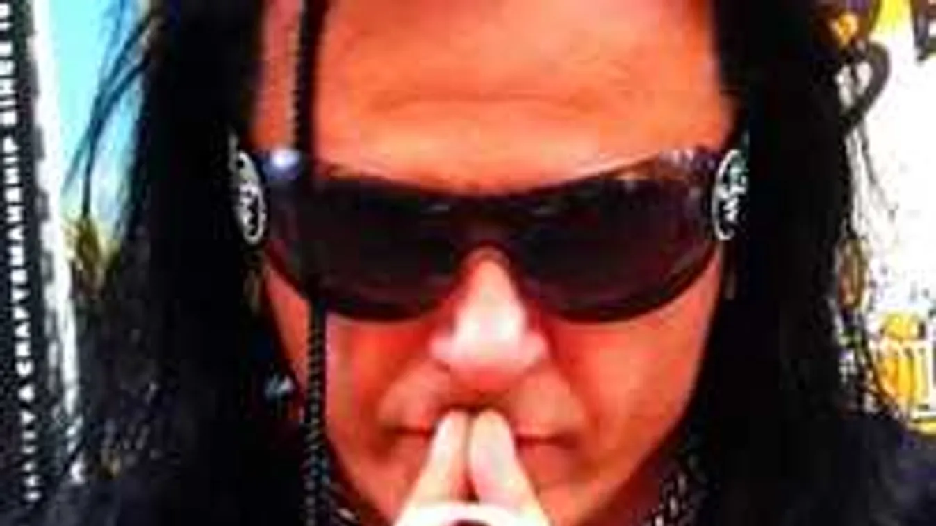 Kiderült, ez a nő rabolta el a híres magyar énekes szívét