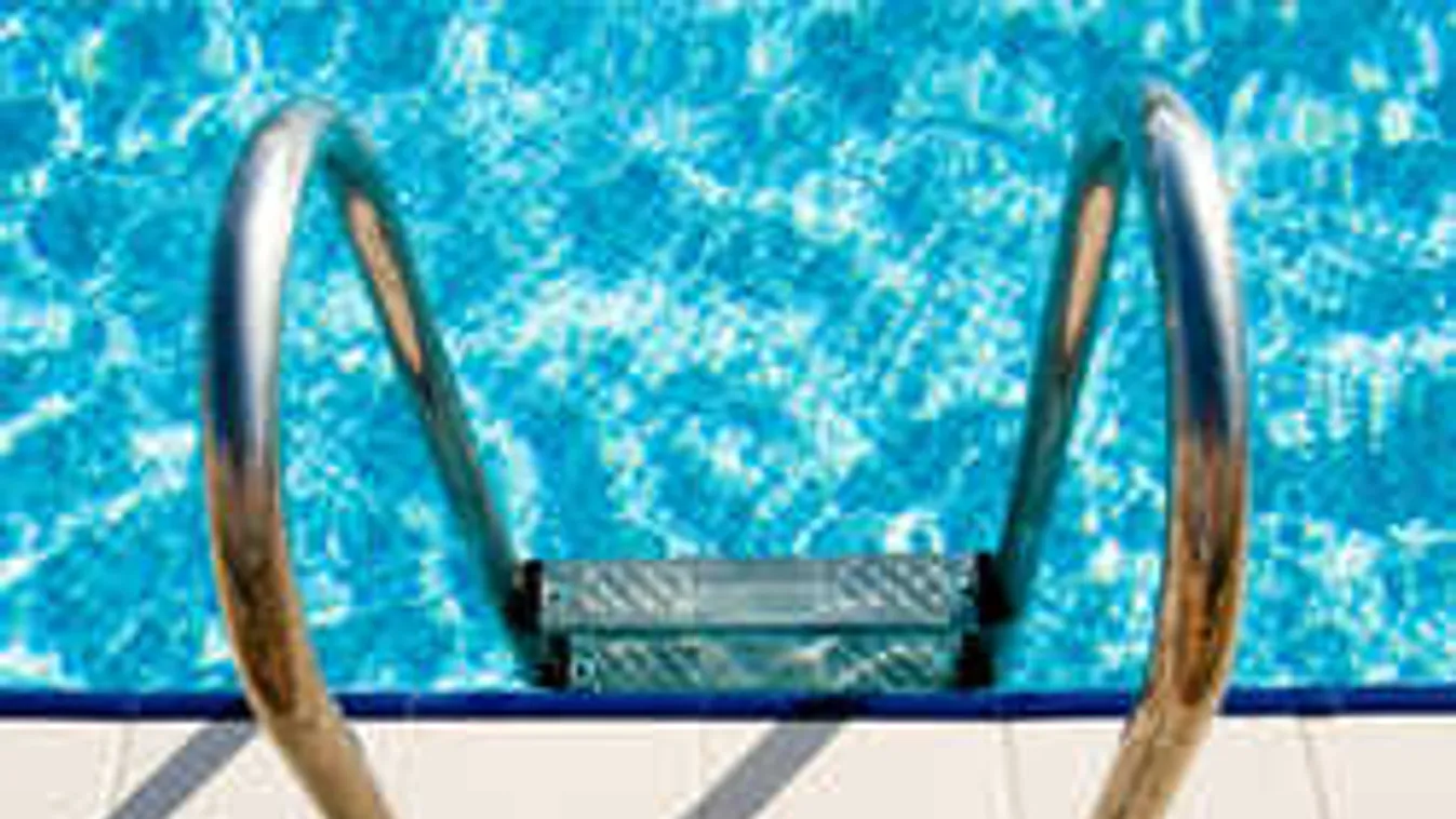 Hajmeresztő dolog történt a hullámmedencében, a tornatanáron múlt a kislány élete