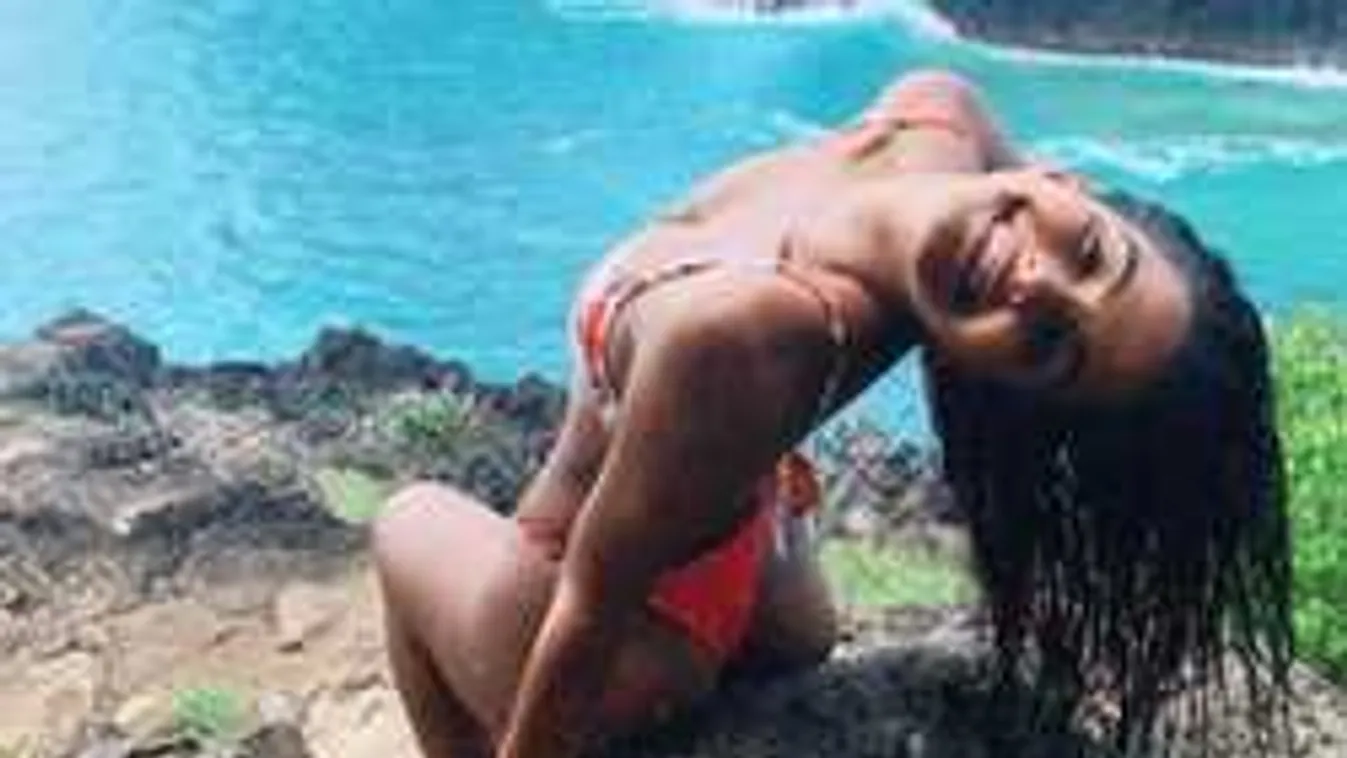 Mesés almamellek, ledobta bikinijét a parton kéjelgő bombanő