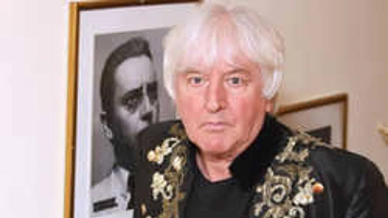 Felesége mentette ki a dühöngő tömegből a legendás színészt