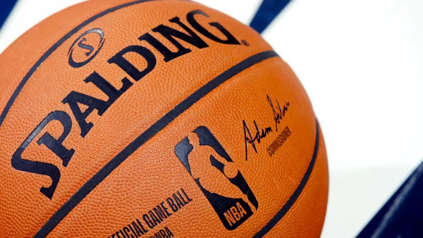 Szexriadó, bővérű bombázó rántotta le a leplet a sztárokról