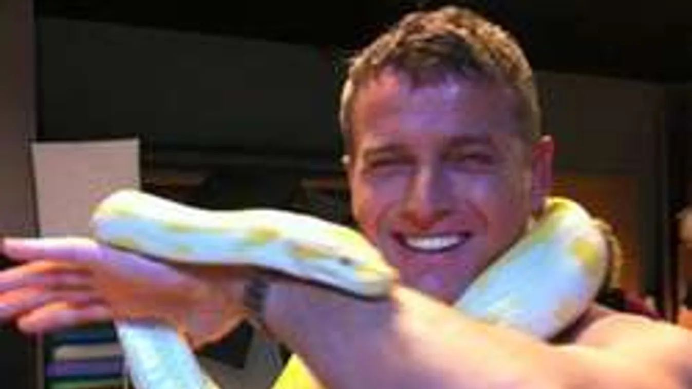 Rékasi Károly óriáskígyót tart: Megette a húsvéti nyuszit! Fotó!