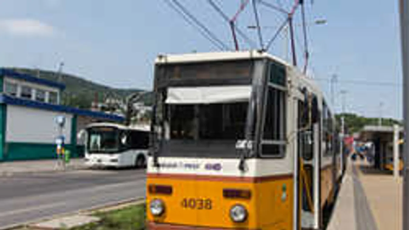 Durva dolgot művelt egy nővel a 48 éves Attila a budapesti villamoson