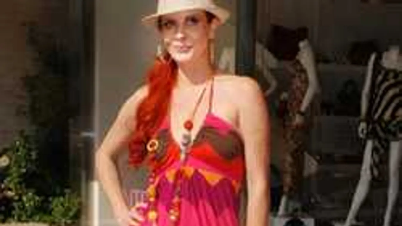 Izgatóan élénk színekbe öltöznek a nők