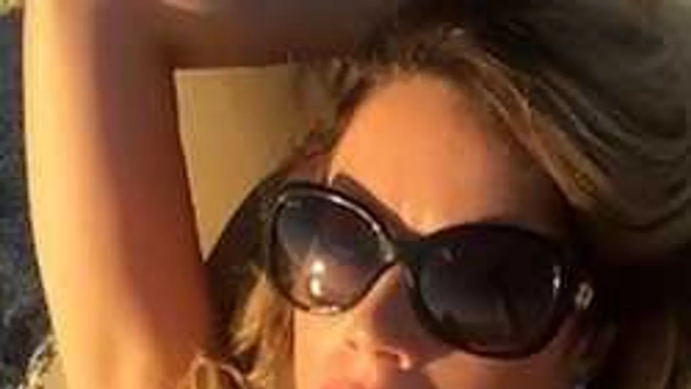 Szó bennakad: Anyaszült meztelenül mutatta meg magát Baukó Éva