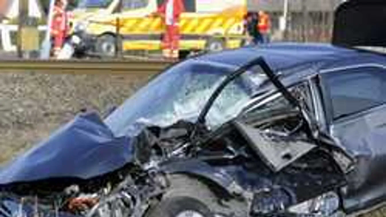 Vonat ütközött egy autóval, fiatalok haltak meg