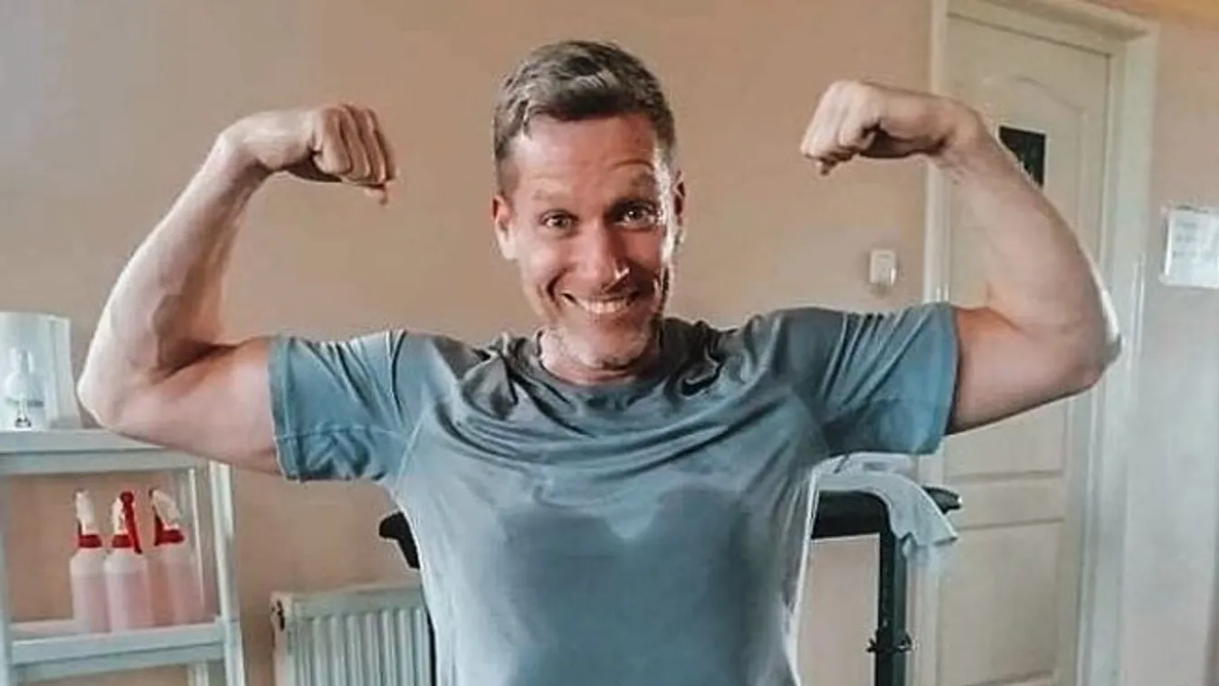 A jobb vállát fájlalta