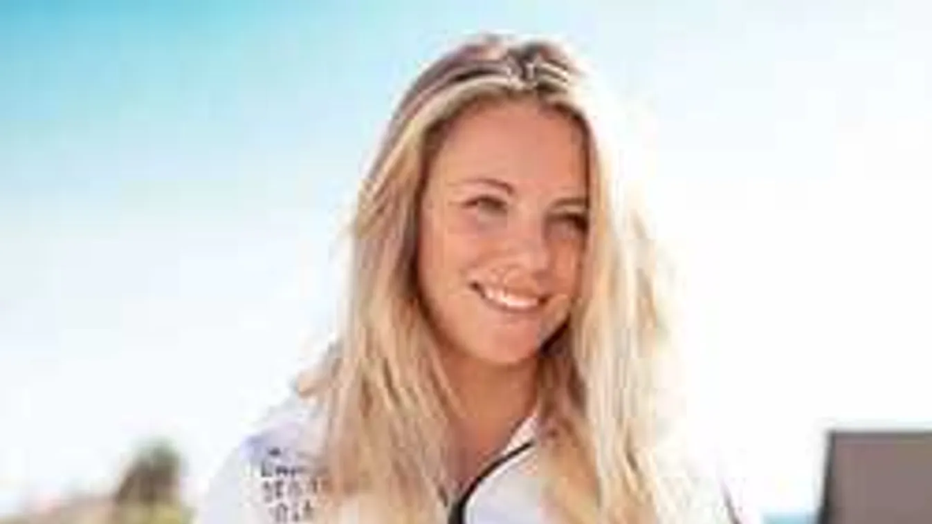 Se bugyi, se más: vadóc sportolónő pucér kötéltáncán ámul a világ