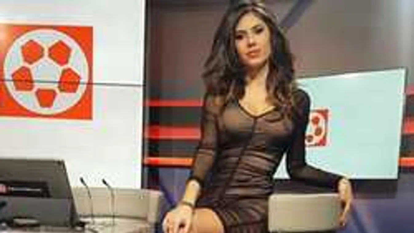 Rányitottak, meztelenül főzőcskézik a csodás mellű műsorvezetőnő