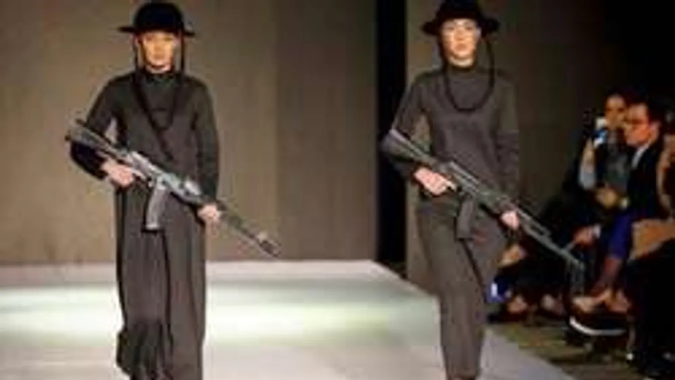 Durva: gépfegyverrel sétáltak be a divatbemutatóra!