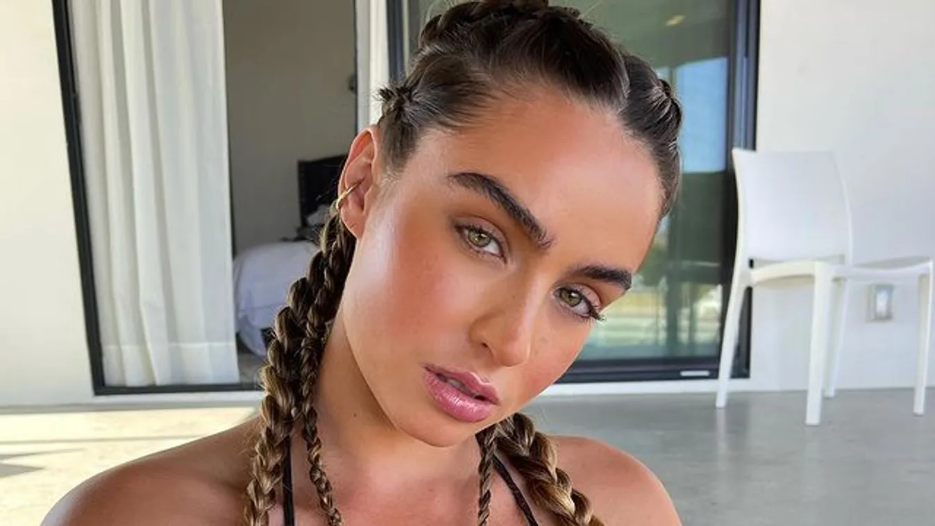 Se bugyi, se más, fürdés után meztelenkedik az ágyban az üzletasszony