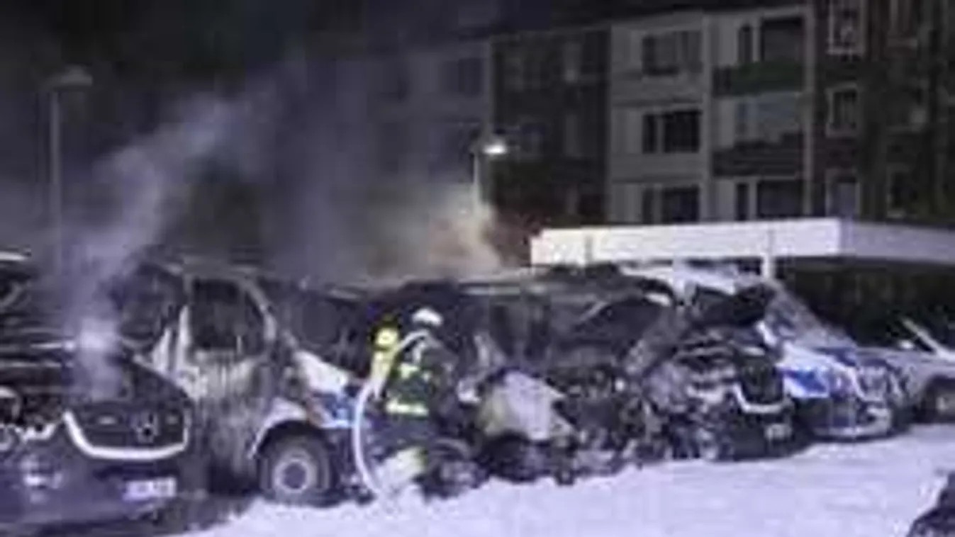 Négy rendőr busz égett hamuvá