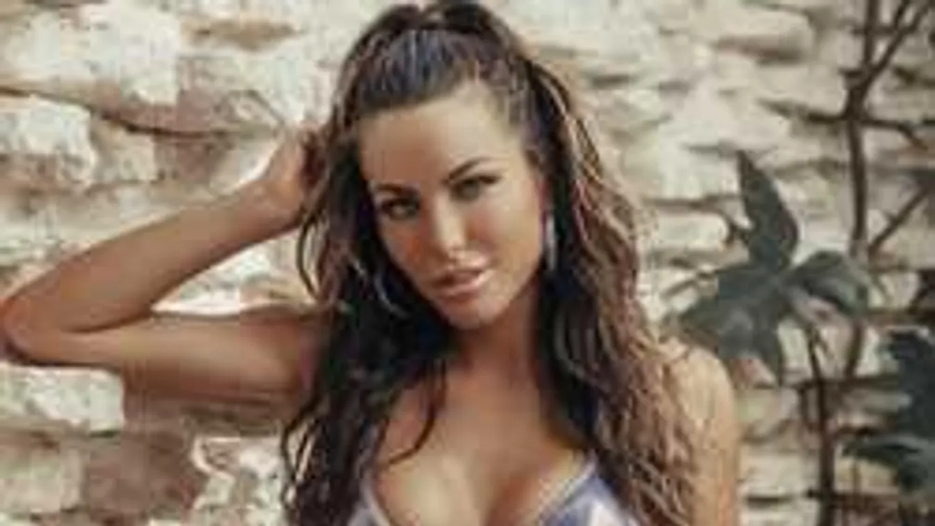 Ledobta a köntöst, meztelenül pózol a brutál mellű nagykövetasszony