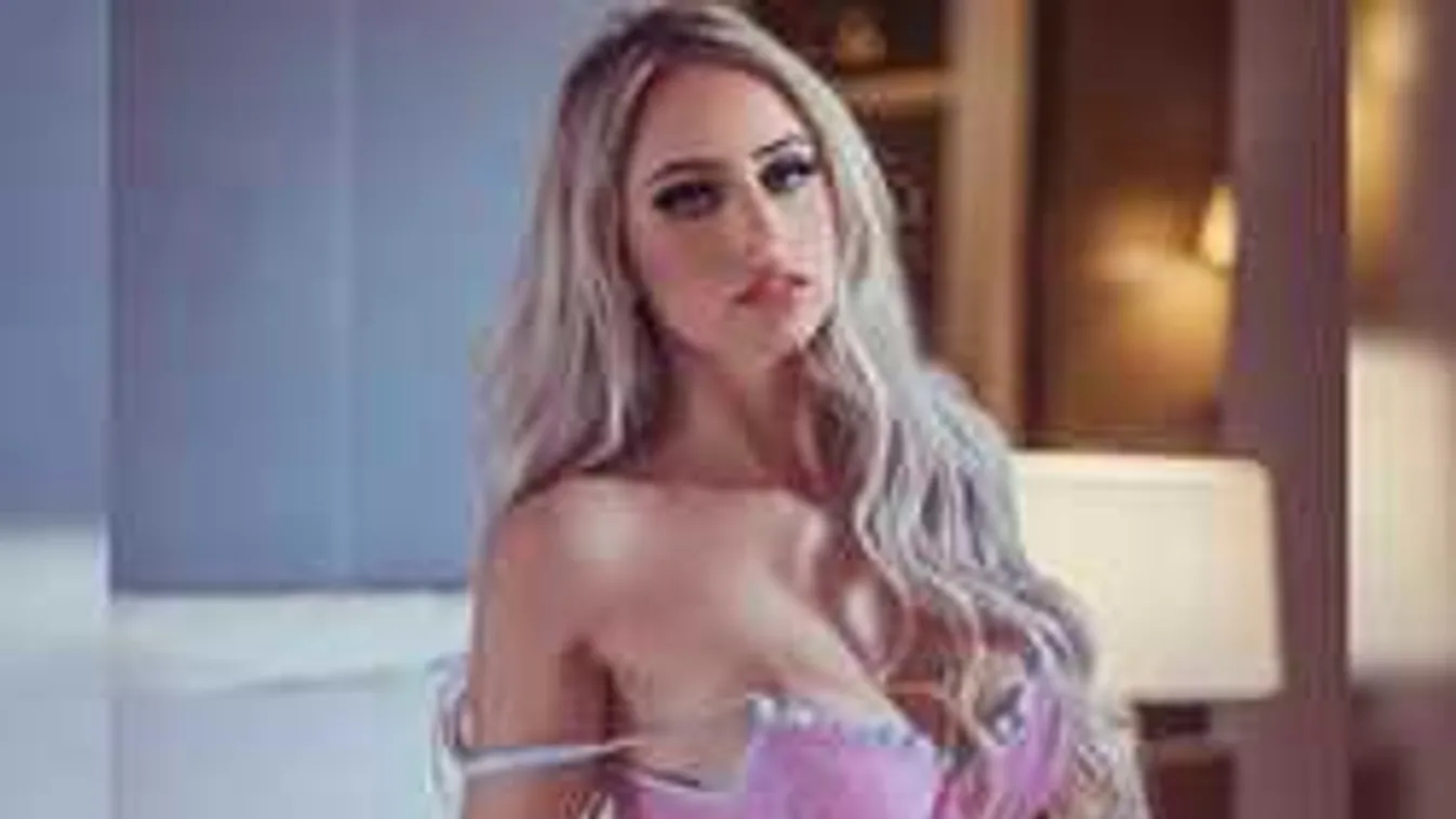 Õrjítő terpesz, alig takar az énekesnő apró bugyija