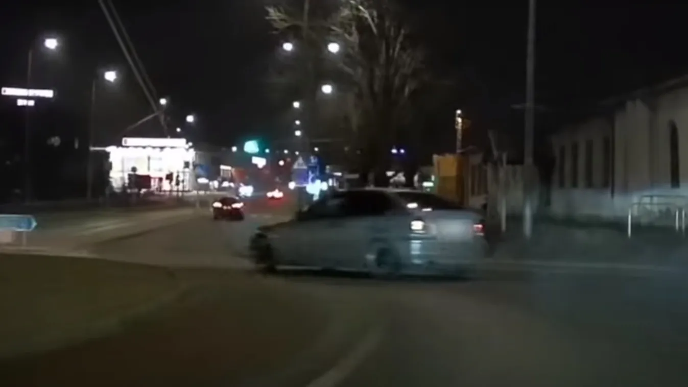 A körforgalomban driftelt, majd a piroson is áthajtott egy érdi sofőr – videó