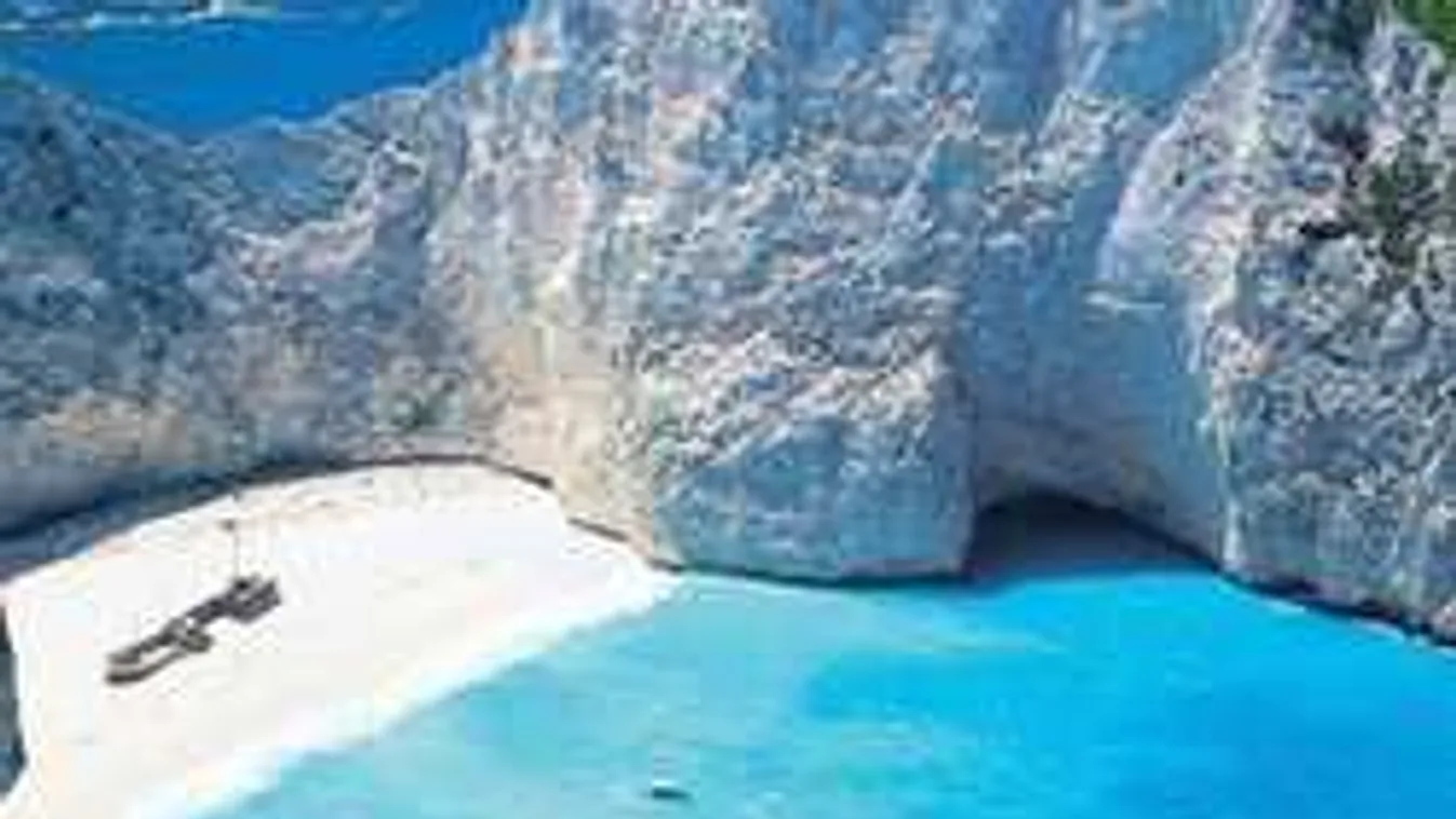 Döbbenetes videó: sziklafal omlott egy görög strandon a fürdőzőkre