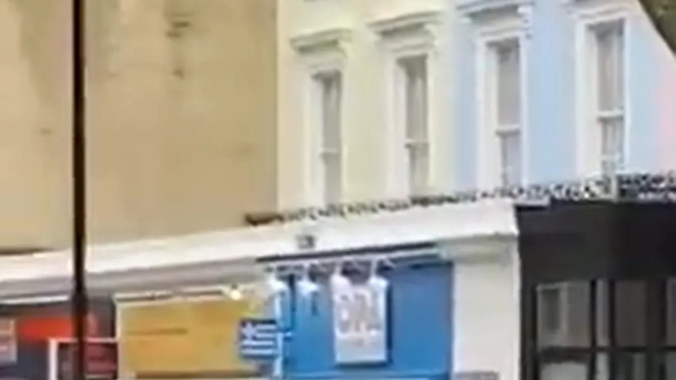 Hihetetlen videó: meztelen férfit kergettek fényes nappal a rendőrök