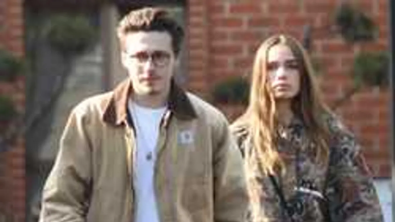 Forró csók közben fotózták a sztárcsemetét, nem tud betelni szerelmével