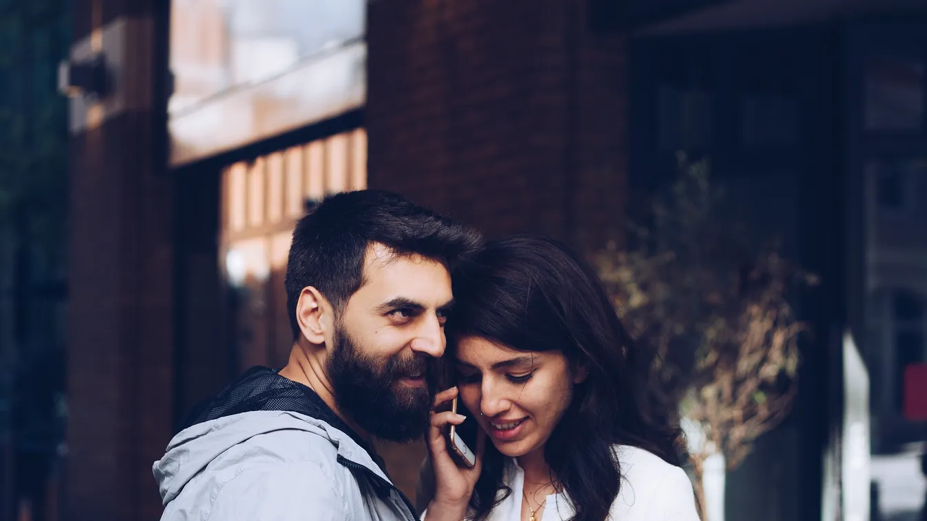 Ne lepődj meg: ezen a napon bárkit ingyen felhívnak a népszerű színészek