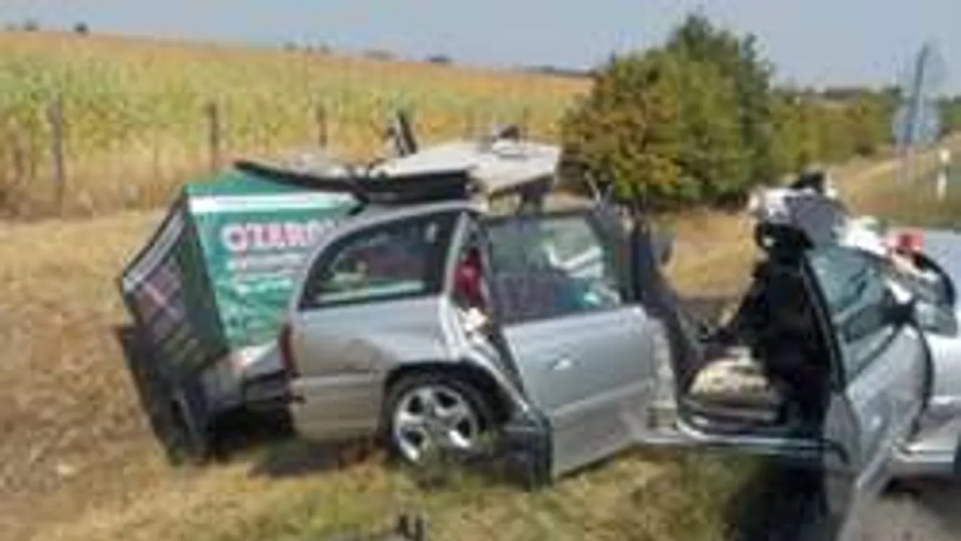 Újabb csúnya frontális baleset! Kettévált az autó - Fotó!