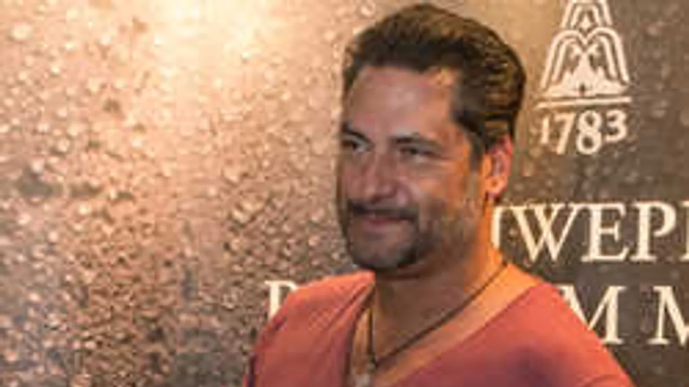 Kiderült, ki kíséri el minden forgatásra Árpa Attilát