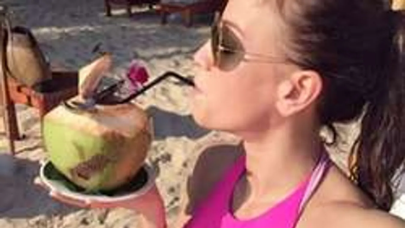 Vajna Tímea felvette a világ legdögösebb fürdőruháját