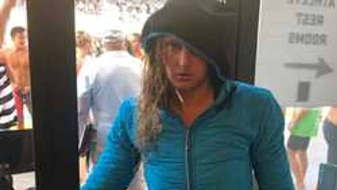 Zokogó rajongók és tömeghisztéria: rendőrök óvták meg Hosszú Katinkát