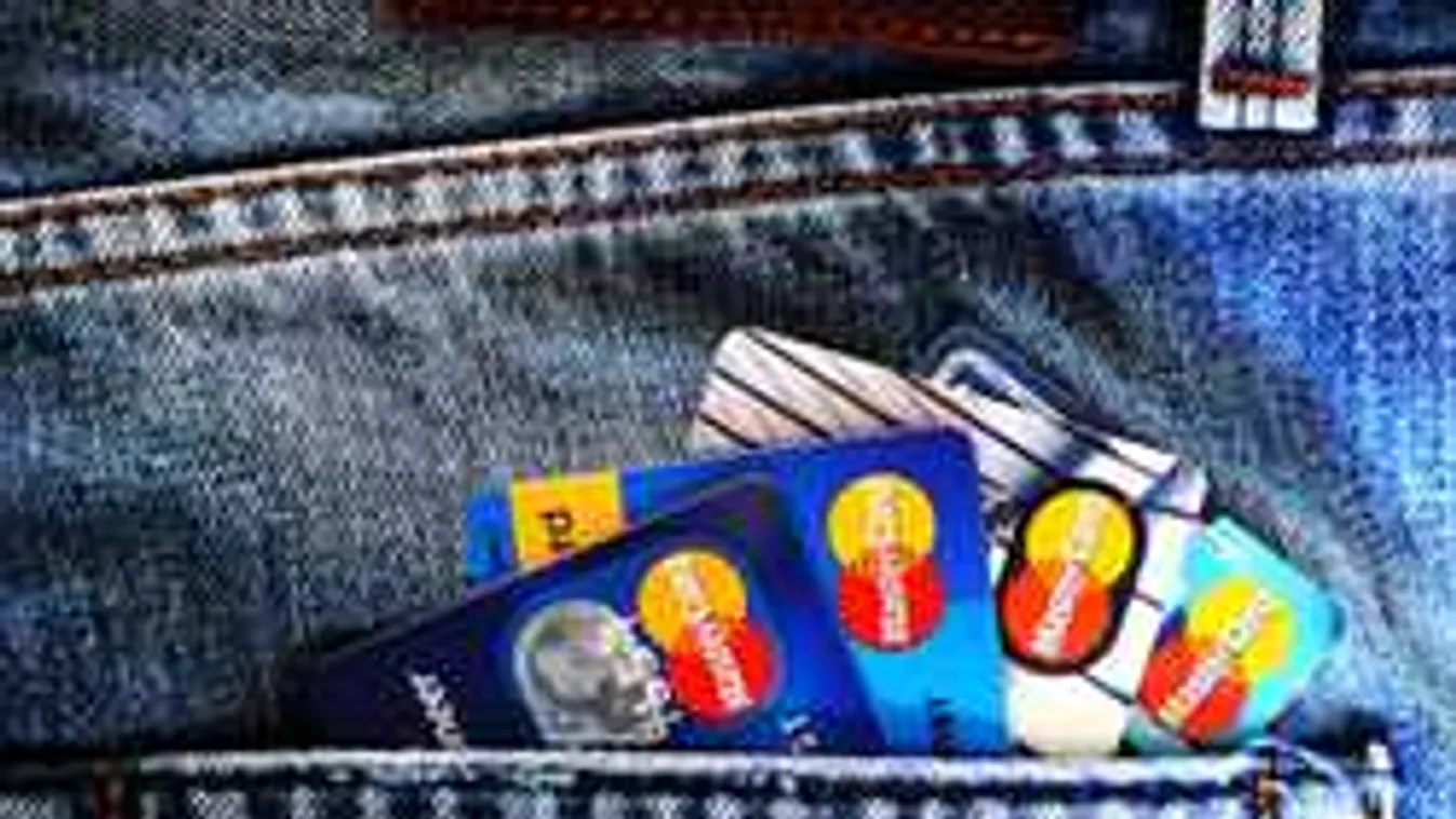 Talált bankkártyával költekeztek, ráfáztak