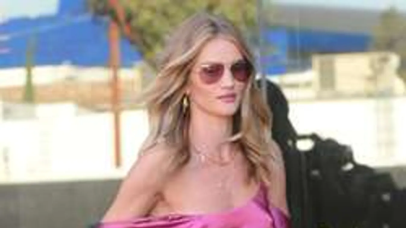 Kínos: Nyílt utcán csúszott le a szupermodell felsője!