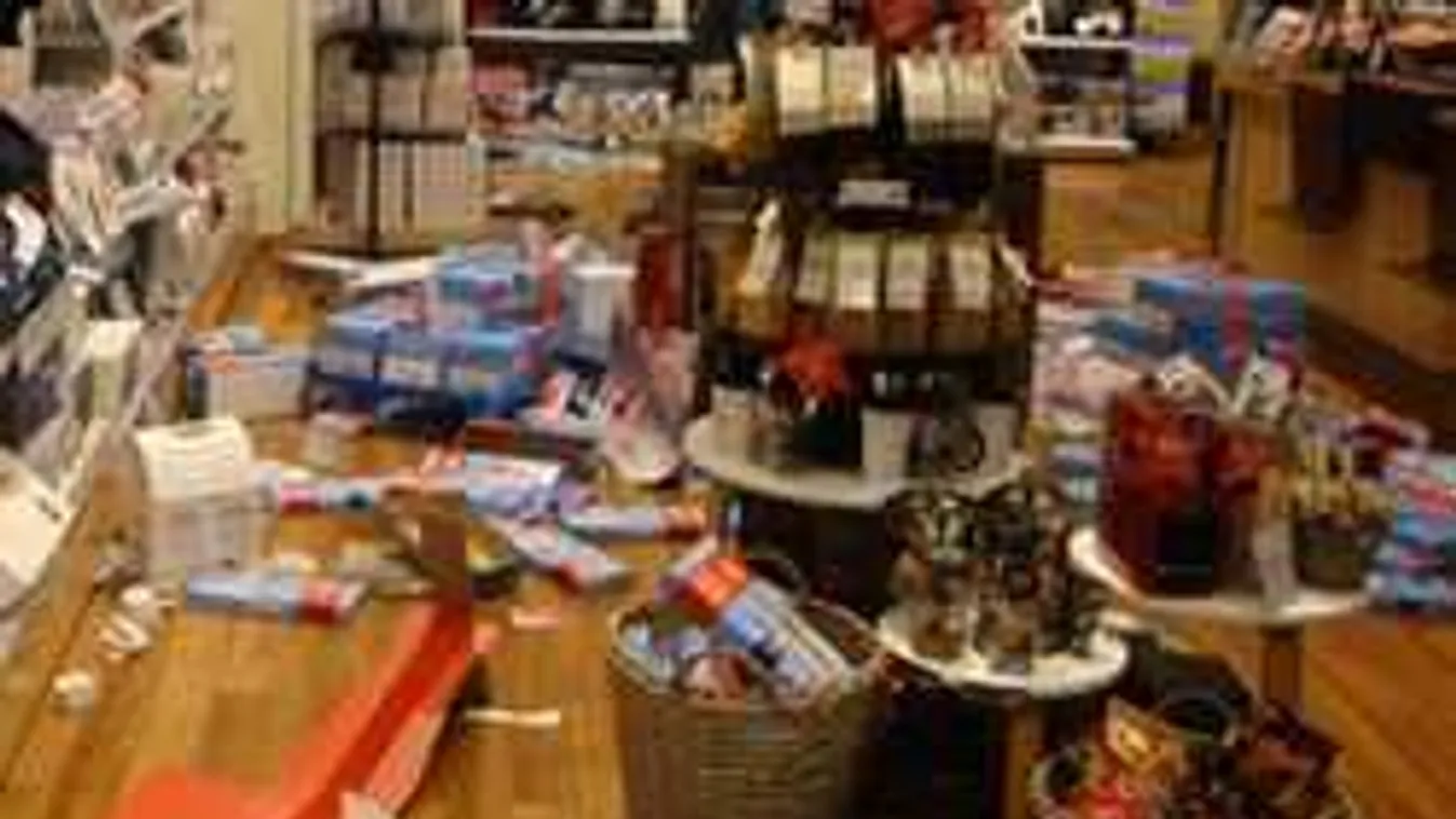 Sokkos állapotban az eladók, tizenéves migránsok verték szét a boltot