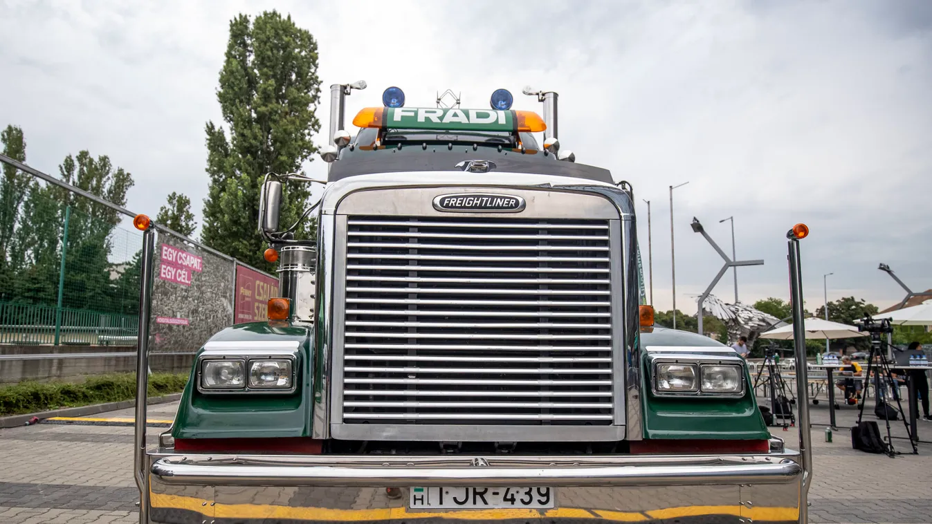 Monstrum a stadion előtt, leleplezték a Fradi kamionját – Fotók